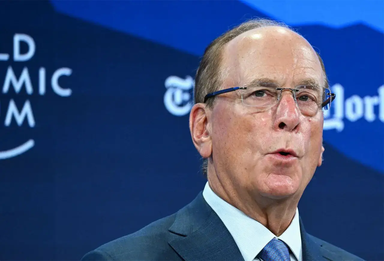 Larry Fink, jeden z **blackrock założycieli**, podczas dyskusji na forum gospodarczym.