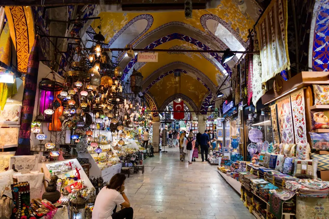 Turecki bazar z przyprawami i pamiątkami