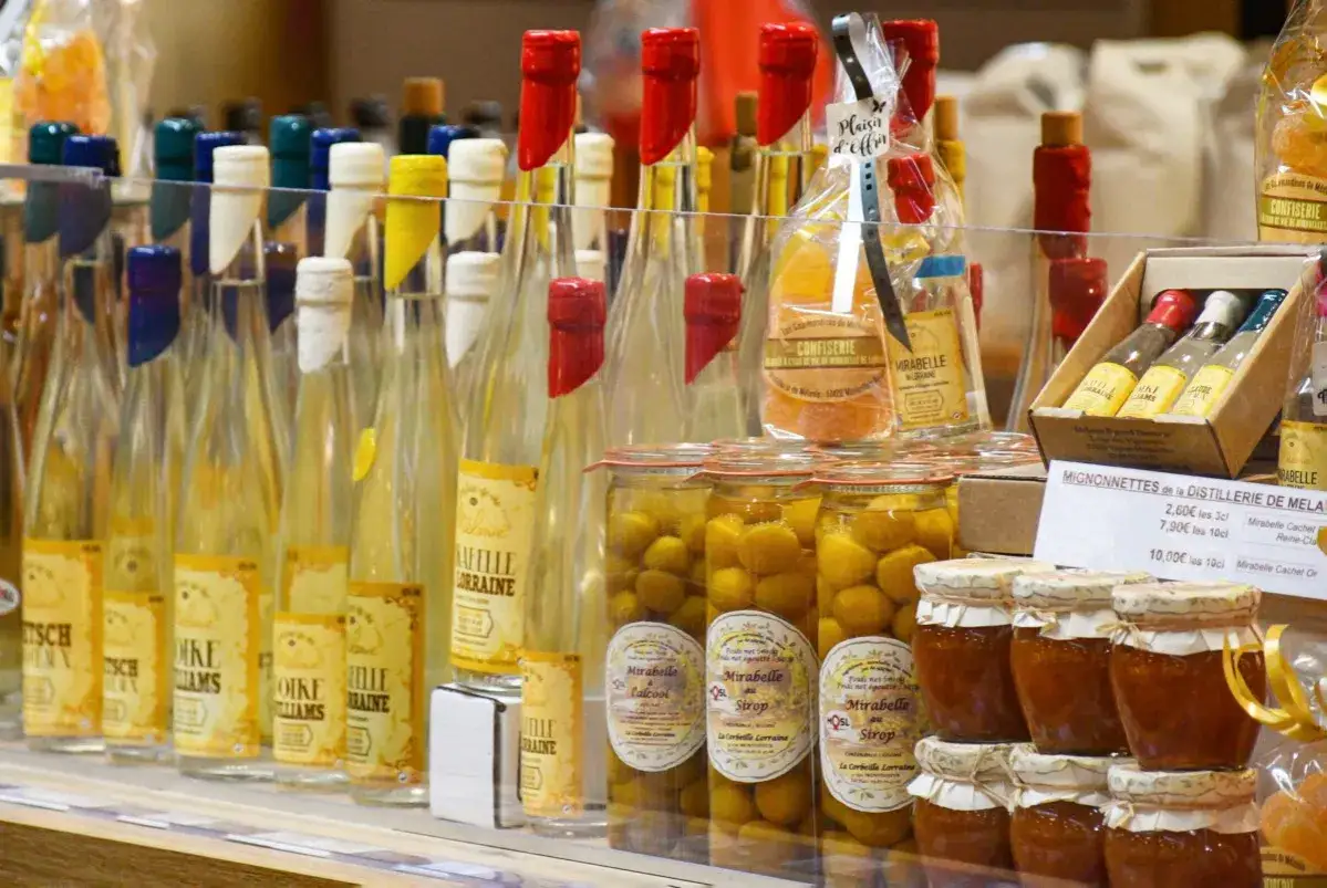 Bouteilles de mirabelle et confitures, spécialités de Metz. Des produits artisanaux locaux.