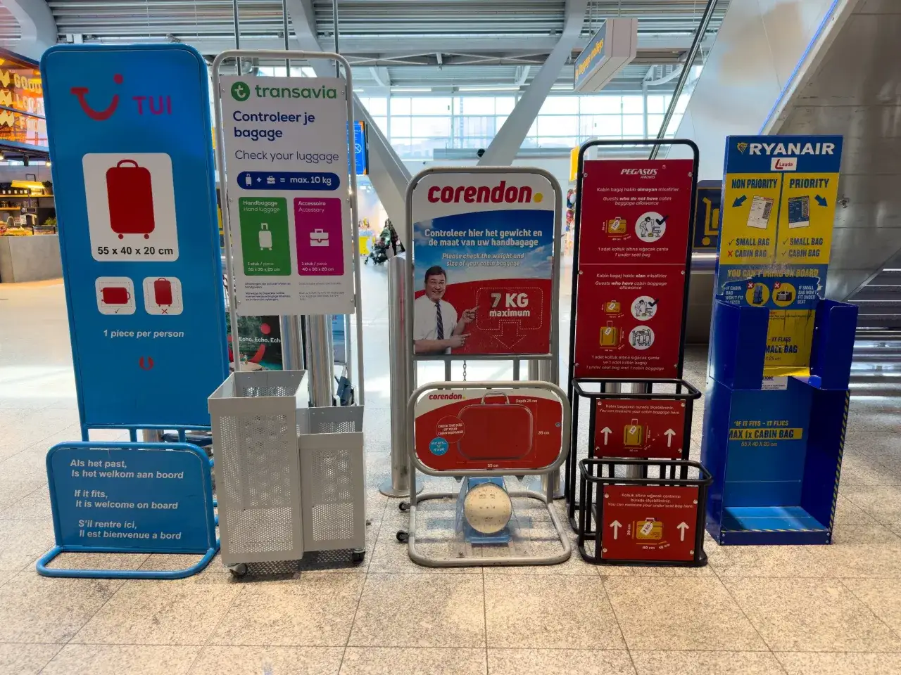 Sprawdź, ile można mieć kg bagażu w samolocie. Stojaki lotniskowe pokazują wymiary i wagę bagażu podręcznego dla TUI, Transavii, Corendonu, Pegasus i Ryanair.
