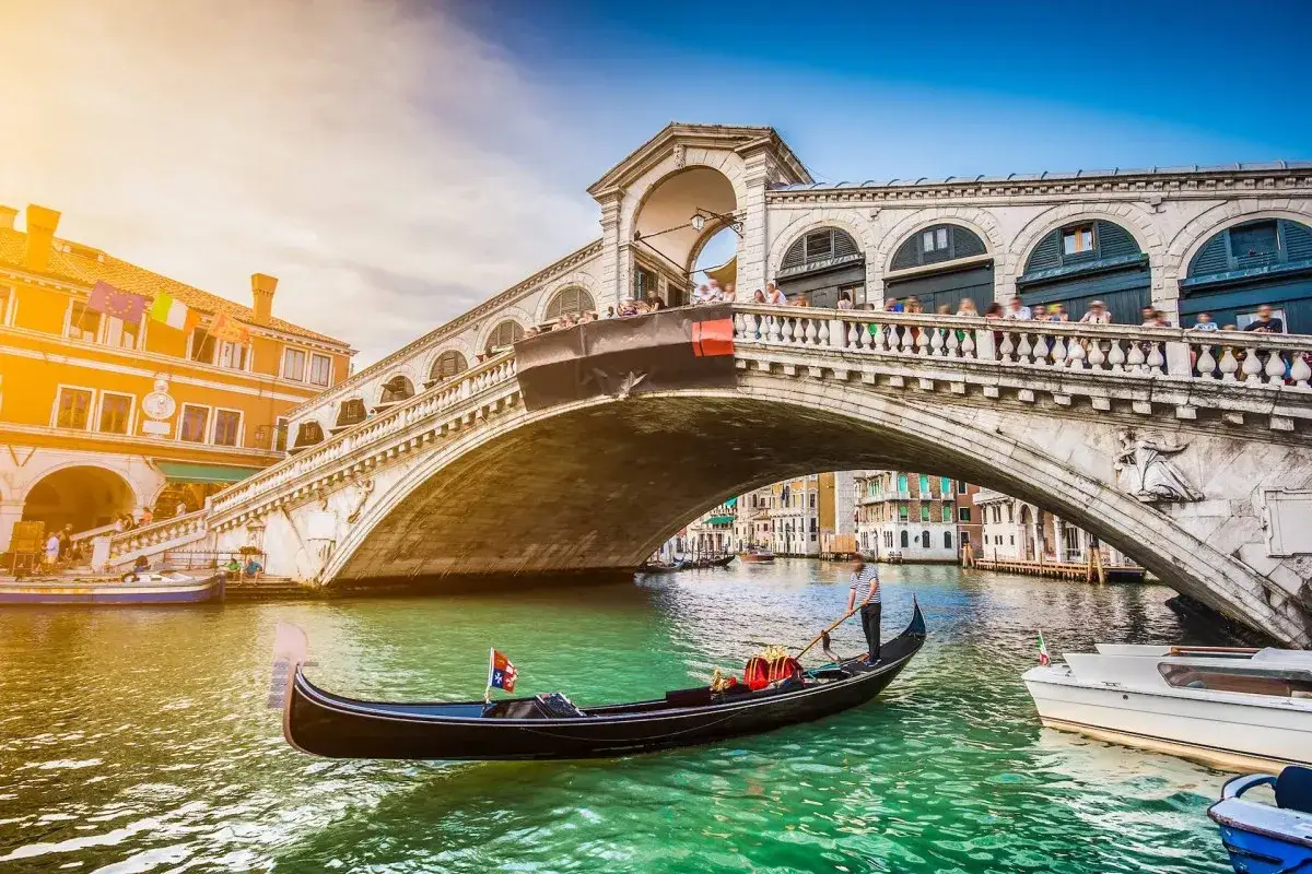 Eine Gondel unter der Rialtobrücke in Venedig. Ein Muss, was man in Venedig gesehen haben muss, um die Magie der Stadt zu erleben.