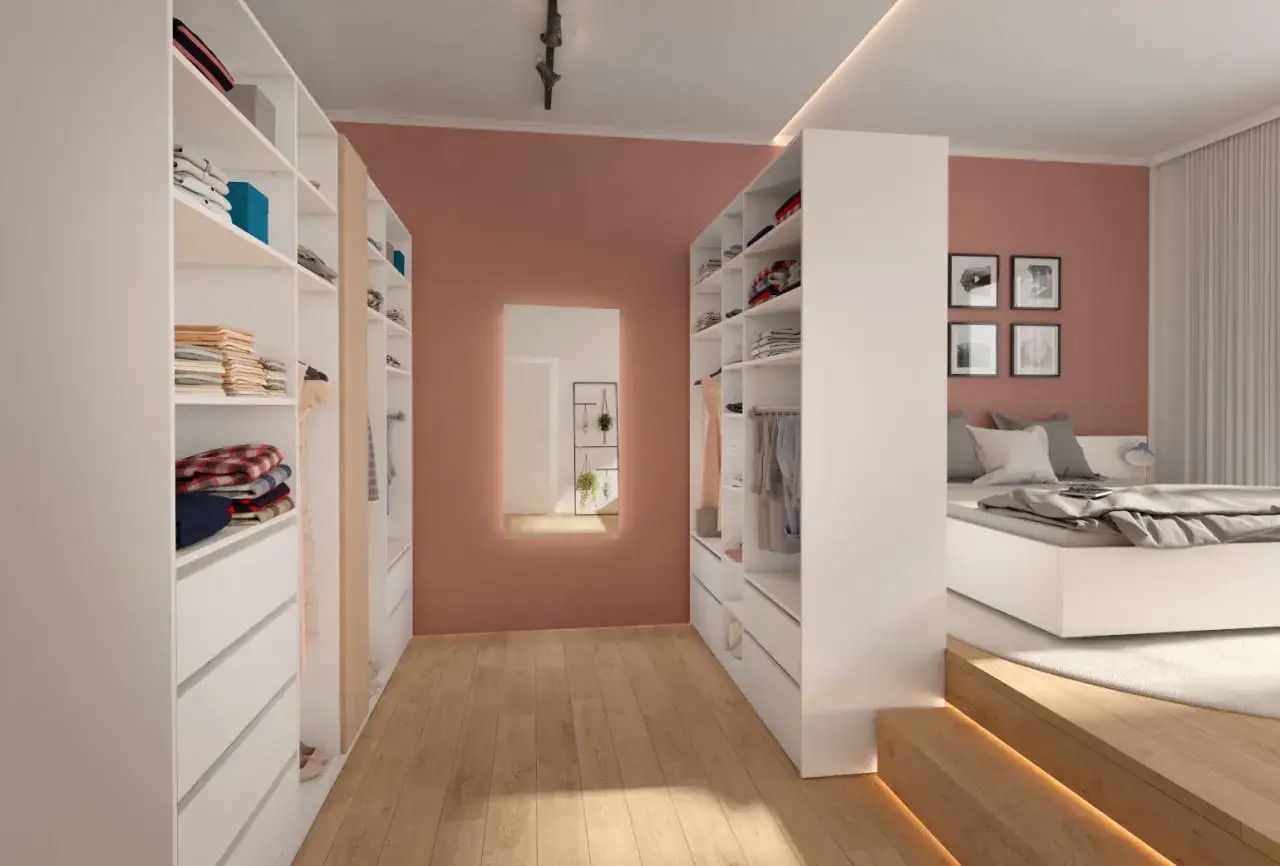 Ein moderner begehbarer Kleiderschrank Grundriss mit wei&szlig;en Regalen, gef&uuml;llt mit Kleidung und Accessoires, grenzt an ein Schlafzimmer.