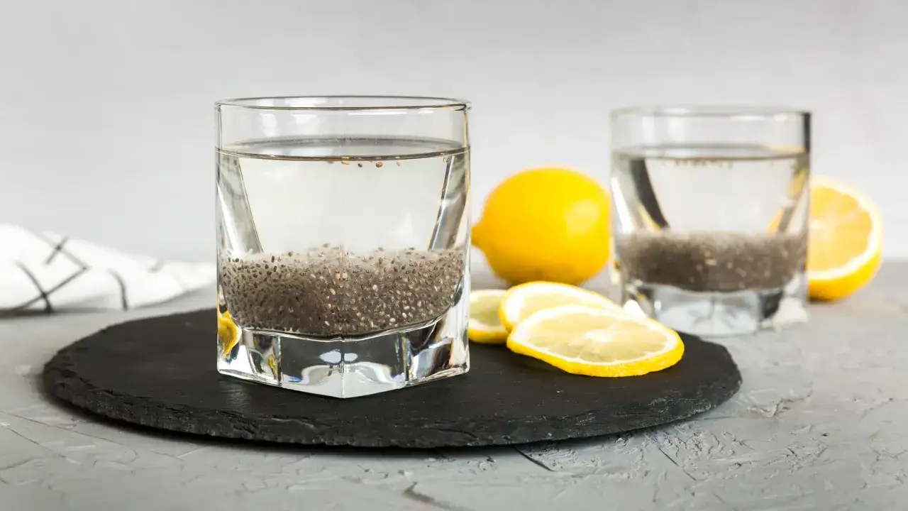 Chia-Zitronen-Wasser: Ein erfrischendes Getr&auml;nk, das viele f&uuml;r ihre Abnahme-Erfahrungen nutzen.