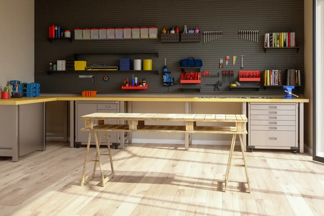 Perfekt eingerichtete Werkstatt mit Werkzeugwand, Arbeitsplatte und Holztisch. Alles griffbereit f&uuml;r jedes Projekt.