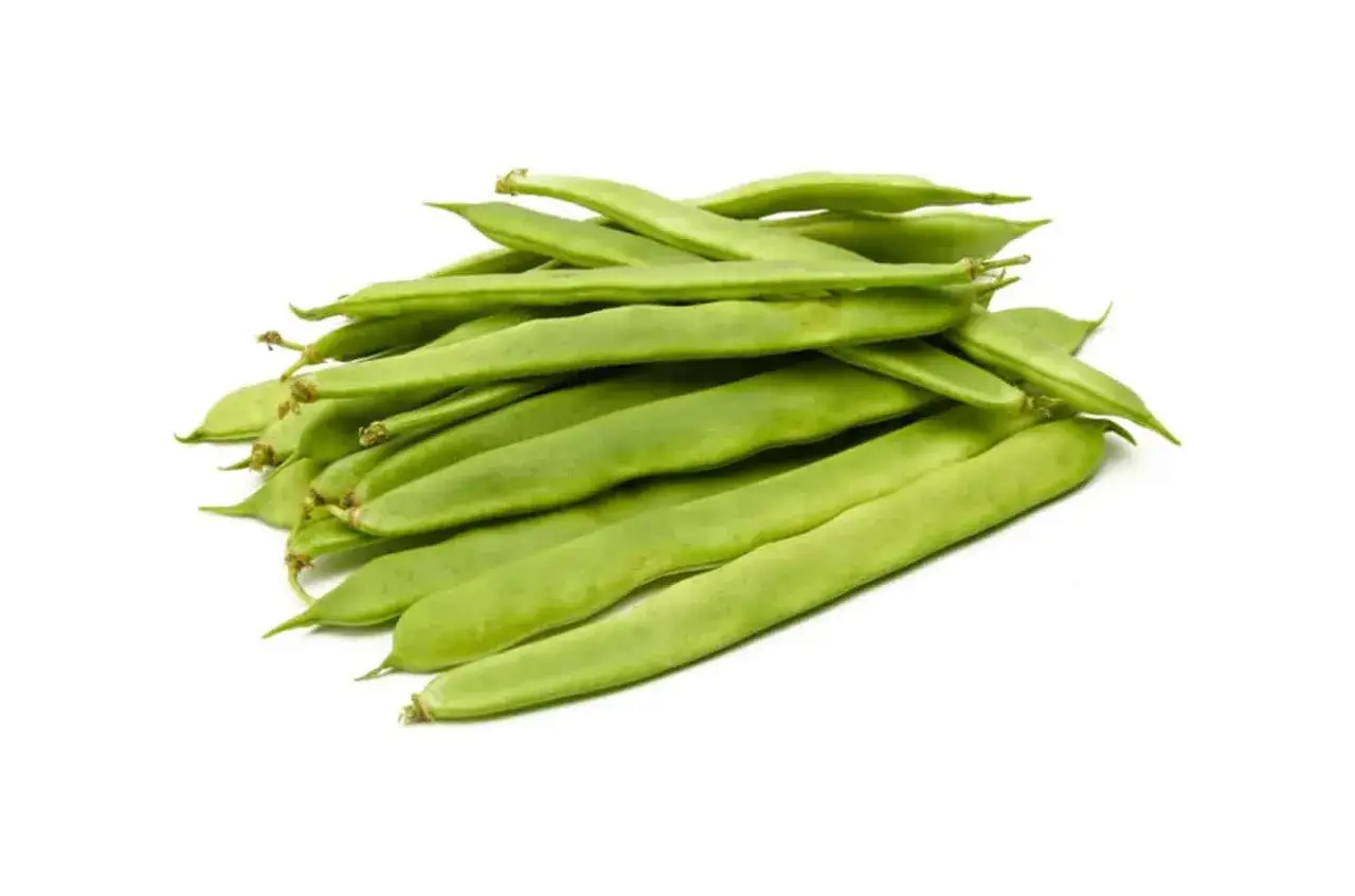 Un montón de judías verdes frescas y vibrantes, listas para añadir color y sabor a cualquier plato.