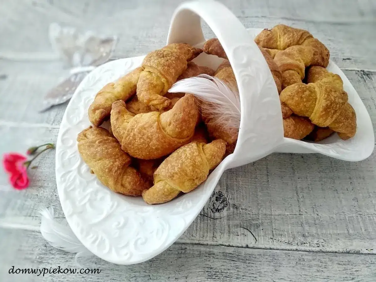 Złociste rogaliki, idealne na śniadanie. Pyszny rugelach przepis na domowe wypieki.