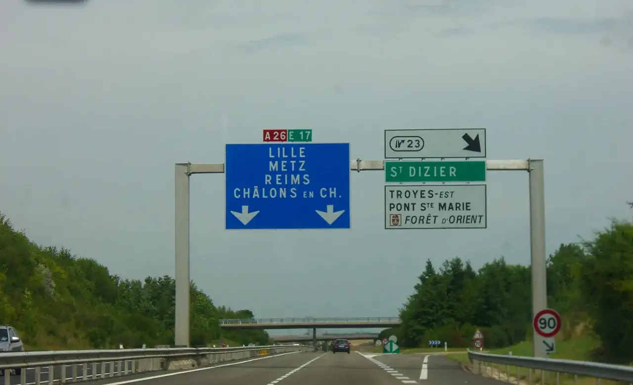 Panneaux indicateurs sur l'autoroute A26. Direction Lille, Metz, Reims, Ch&acirc;lons-en-Champagne, Saint-Dizier, Troyes-Est, Pont-Sainte-Marie et For&ecirc;t d'Orient.