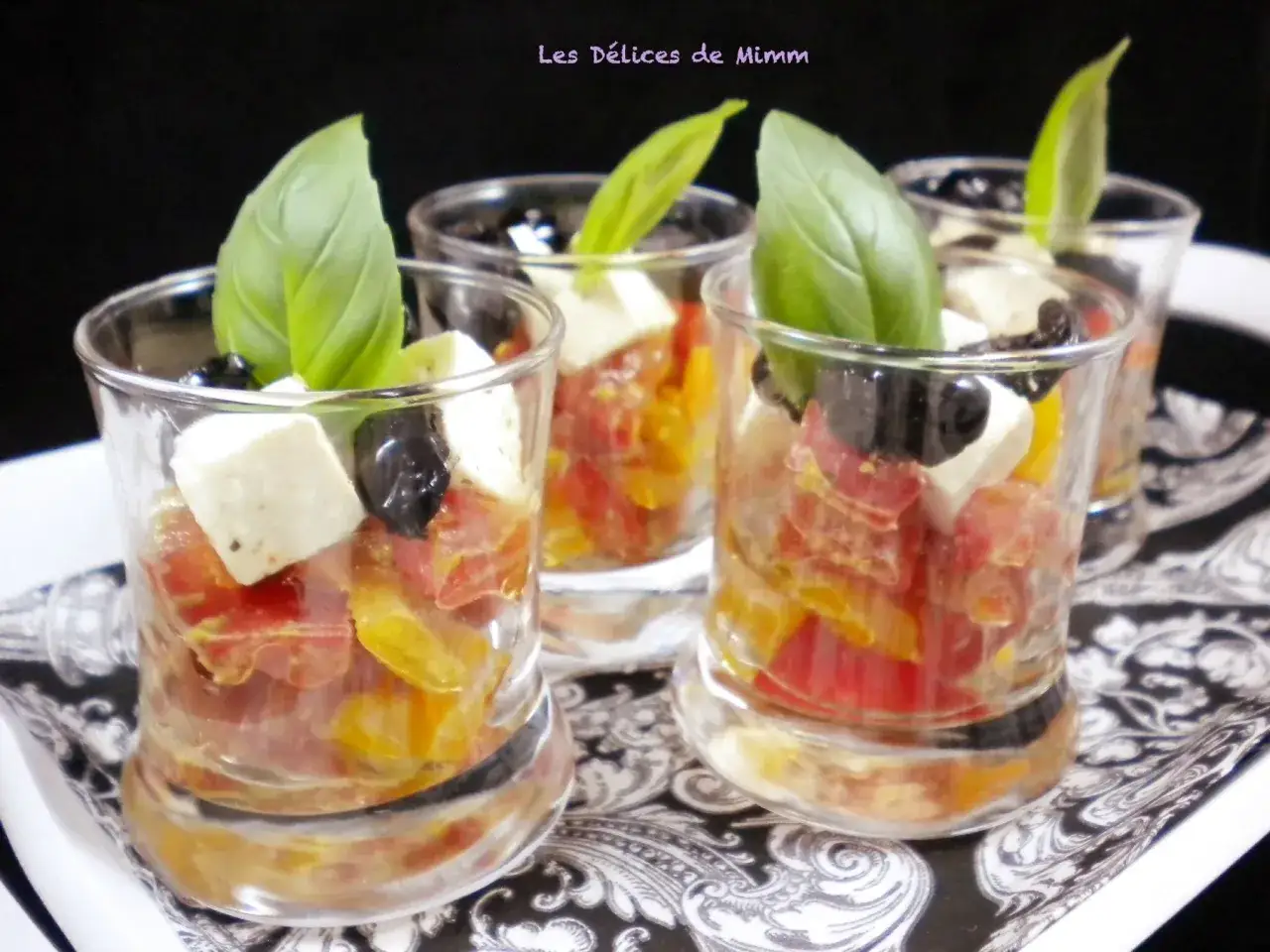 Verrines color&eacute;es aux tomates, poivrons, feta et olives, garnies de basilic. Parfaites pour d&eacute;couvrir 10 recettes de verrines faciles.