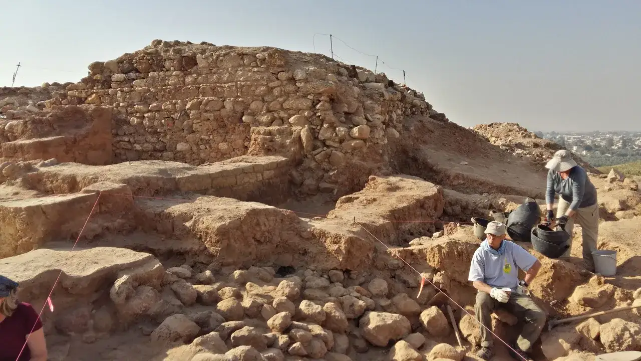 Archäologen graben in den Ruinen, die an Sodom und Gomorrha erinnern.