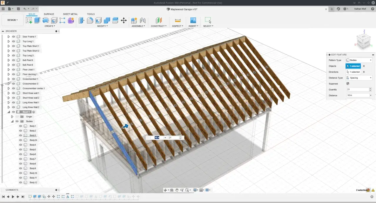 Modelowanie dachu garażu w Fusion 360 na Linux. Widok 3D konstrukcji drewnianej z widocznymi elementami i panelem edycji cech.