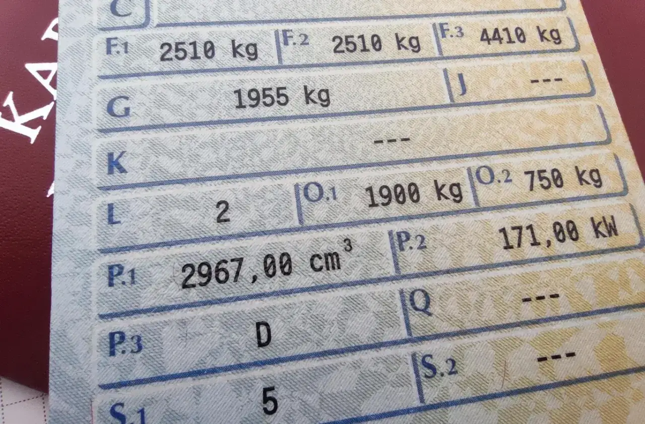 Fragment dowodu rejestracyjnego z danymi pojazdu: masa 2510 kg, pojemność 2967 cm³, moc 171 kW.