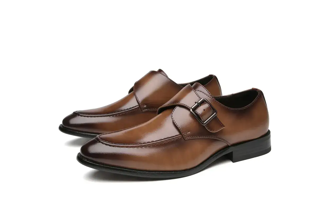 Elegante braune Monkschuhe mit Schnalle, die sich perfekt als Antwort auf die Frage