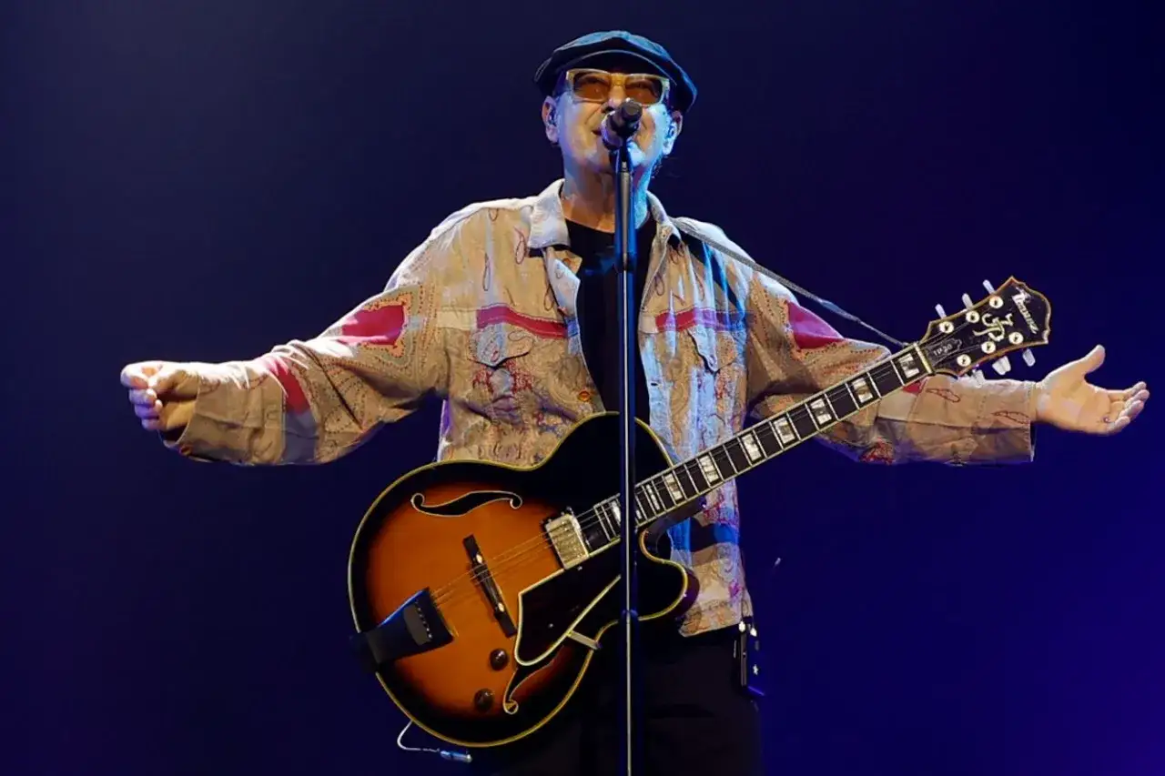 Luca Carboni canta