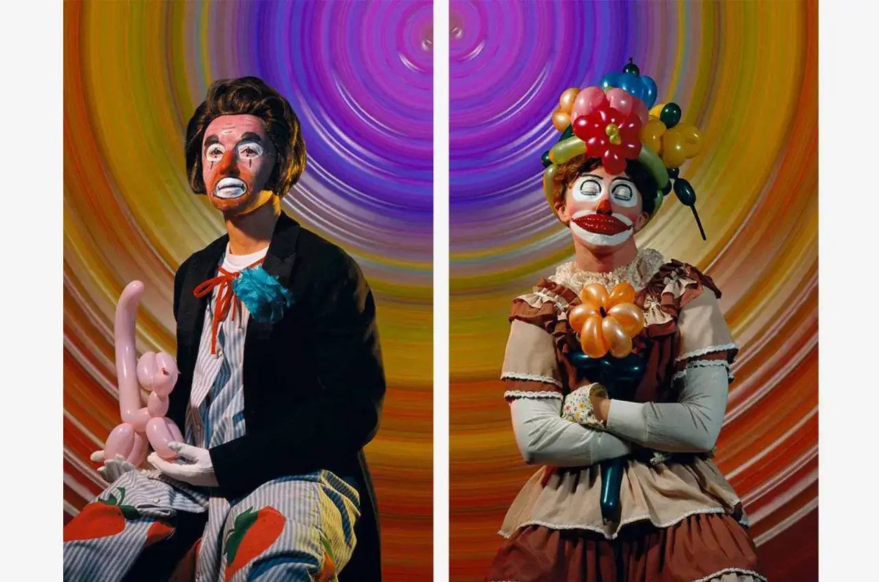 Deux portraits de clowns, &oelig;uvres d'art de Cindy Sherman, avec des ballons et des arri&egrave;re-plans psych&eacute;d&eacute;liques.
