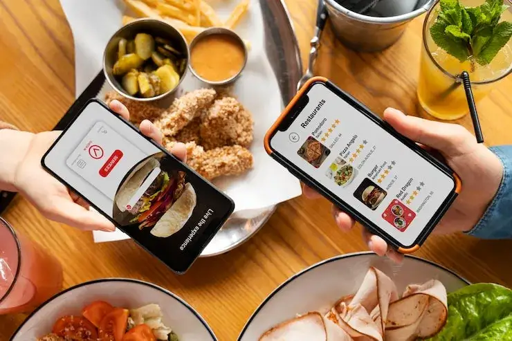 Persona usando una app de restaurantes en el móvil
