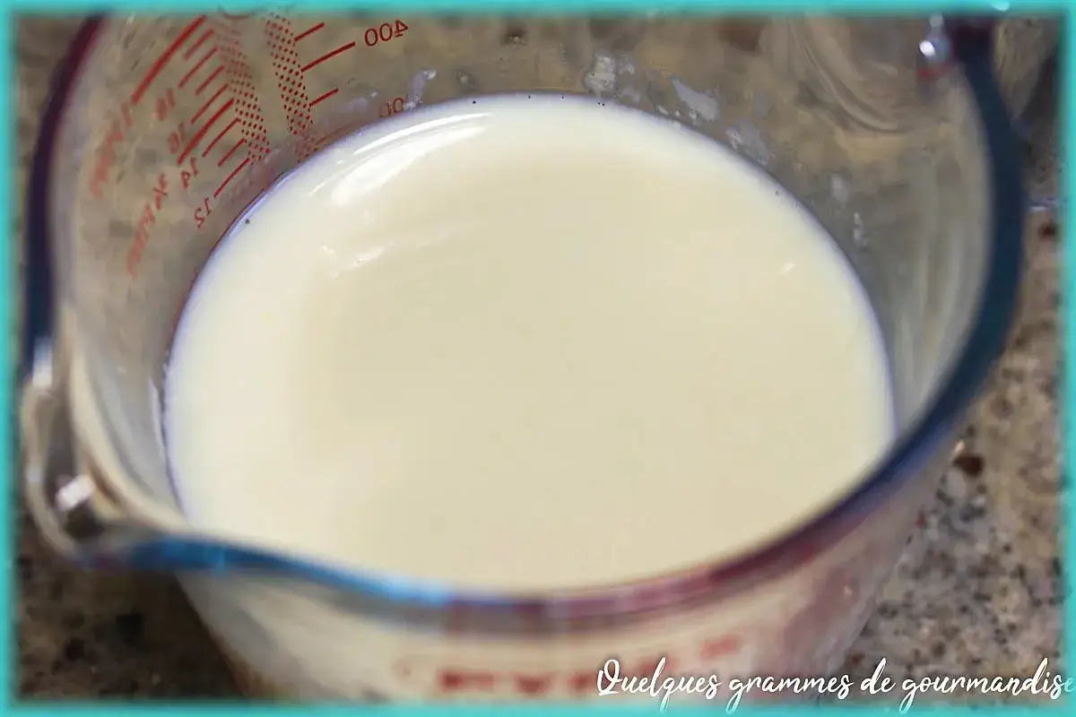 Lait dans un verre mesureur, pr&ecirc;t pour une recette de buttermilk.