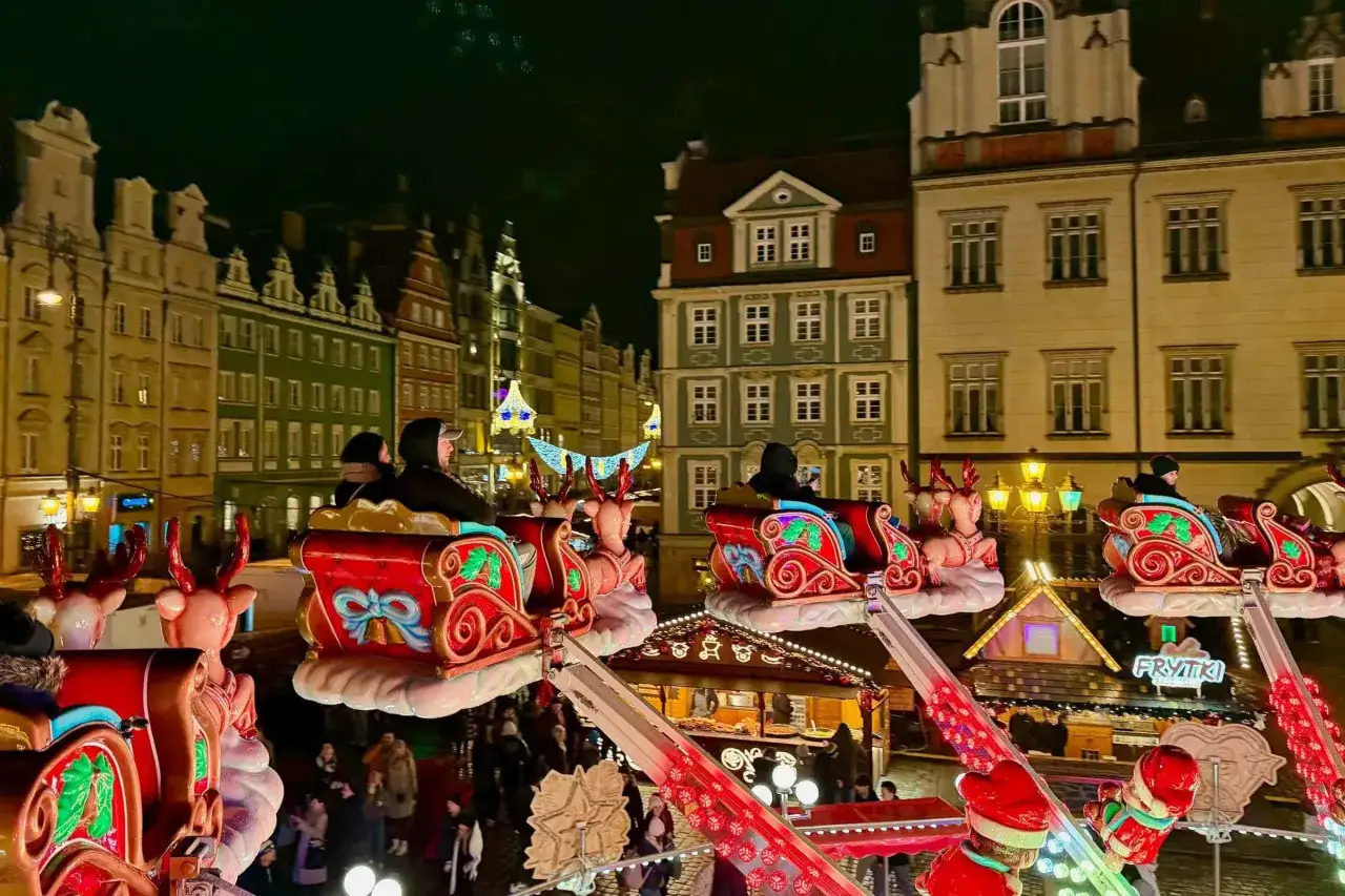 Weihnachtsmarkt in Breslau: Schlittenfahrt mit Rentieren vor bunten H&auml;usern. Ein Geheimtipp f&uuml;r festliche Stimmung!