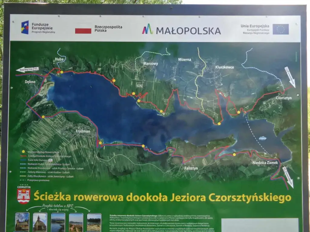 Ścieżka wokół jeziora lub domu, widok z góry