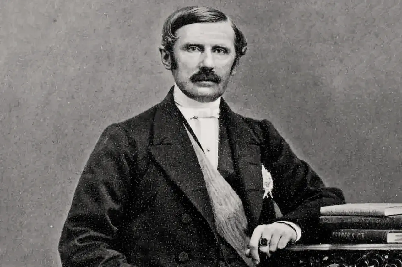 Johan August Gripenstedt, en svensk statsman, porträtterad i mörk kostym med mustasch och en ring på fingret.