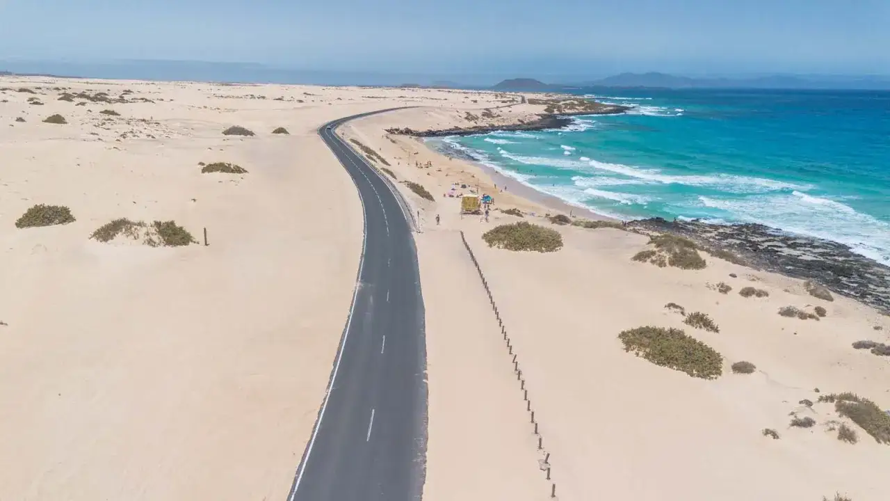 Traumhafte K&uuml;stenstra&szlig;e auf Fuerteventura. Hier gibt es tolle Urlaubstipps f&uuml;r sonnige Tage am Meer und endlose Sandstr&auml;nde.