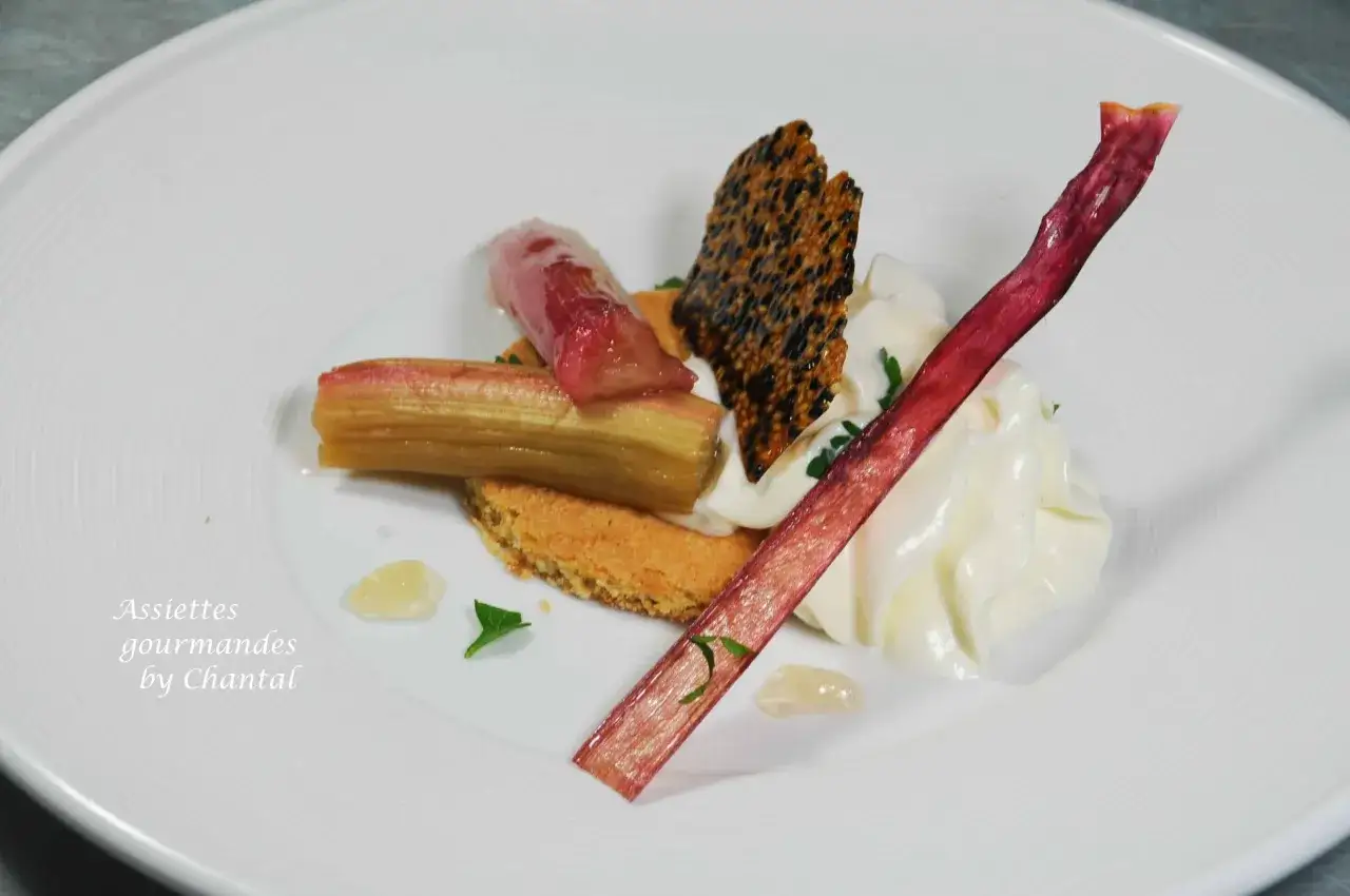 Délicieuse recette de rhubarbe : bâtonnets de rhubarbe confite, crème fouettée, biscuit sablé et tuile de sésame noir.