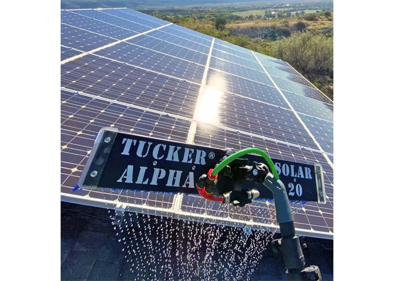 Profesjonalne mycie paneli fotowoltaicznych Tucker Alpha Solar 20. Woda spływa po czystych panelach.