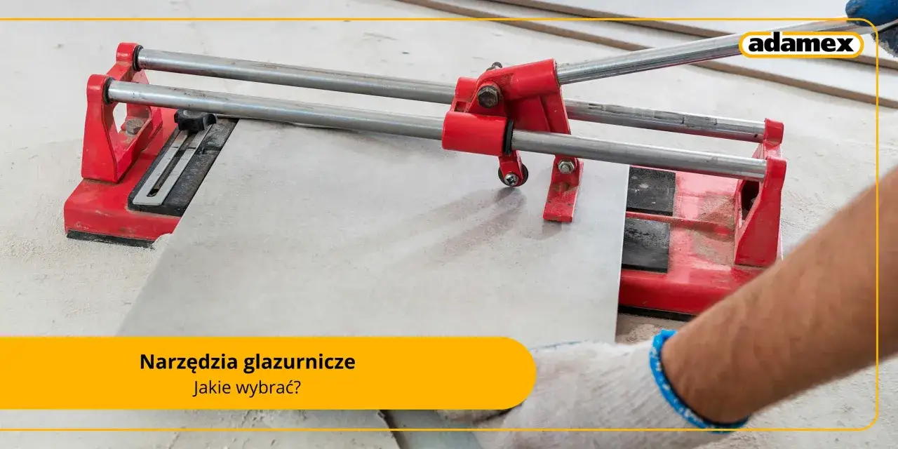 Cięcie płytek na ścianie za pomocą przecinarki. Narzędzia glazurnicze ułatwiają pracę.