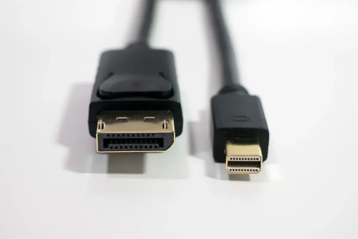 DisplayPort vs HDMI: Zwei Kabelenden, eines groß und rechteckig, das andere kleiner und quadratisch, zeigen die Unterschiede zwischen den Anschlüssen.