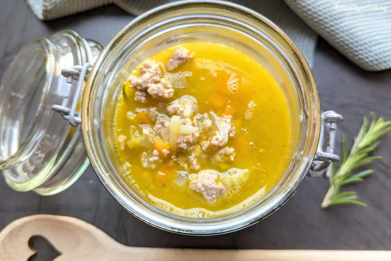 Herzhafte Suppe mit Hackfleisch und Gemüse im Glas, ein köstliches ragu bianco für kalte Tage.