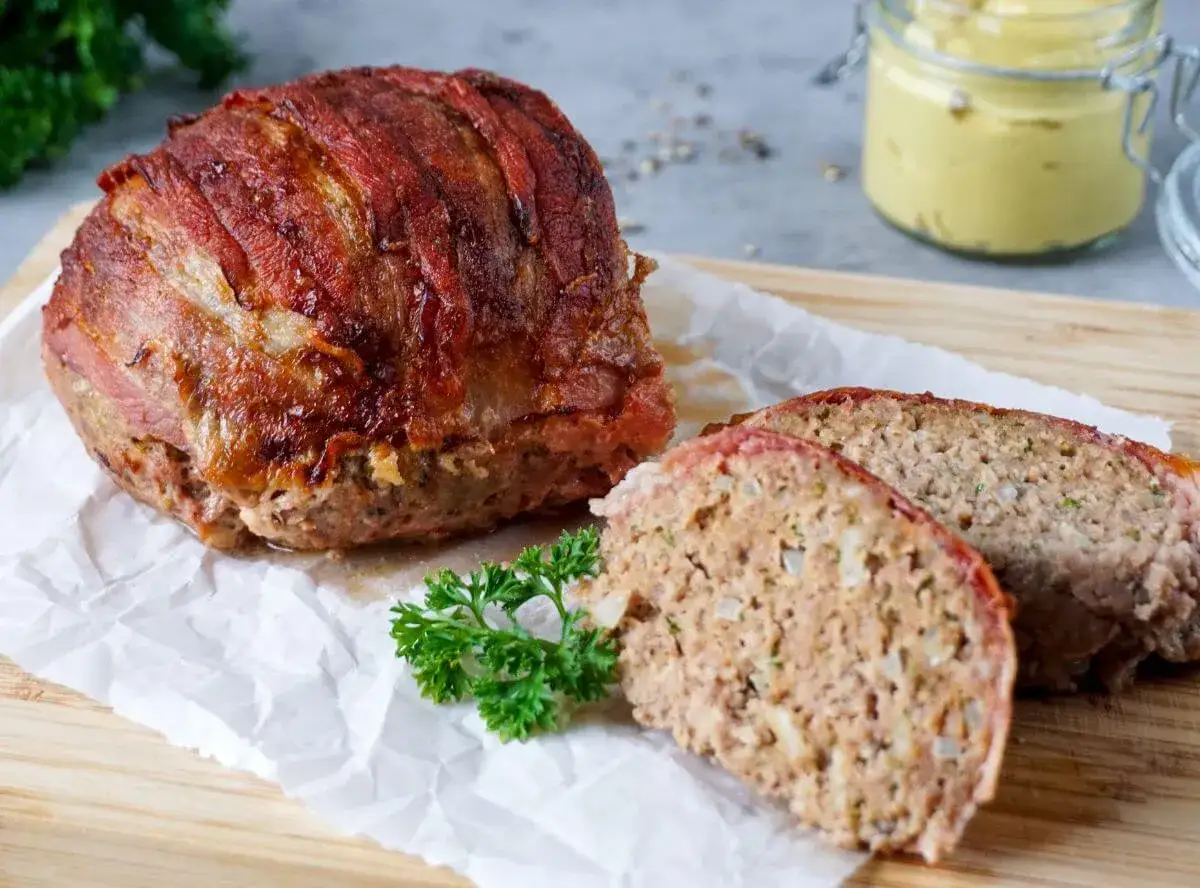 Saftiger Hackbraten im Airfryer, umwickelt mit knusprigem Speck. Perfekt f&uuml;r ein schnelles Abendessen.
