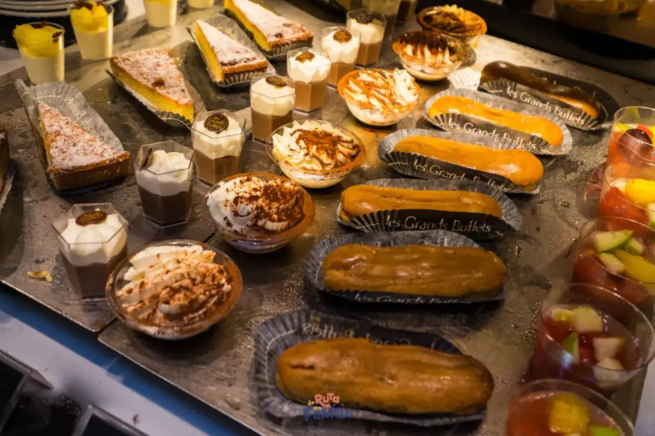 Un fest&iacute;n de postres: tartas, &eacute;clairs y copas de crema, parte del buffet m&aacute;s grande de Europa.