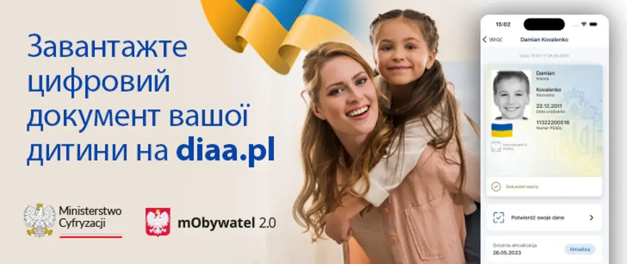 Jak dodać dziecko do mObywatel? Na ekranie telefonu widać cyfrowy dokument dziecka. Uśmiechnięta mama z córką na plecach.