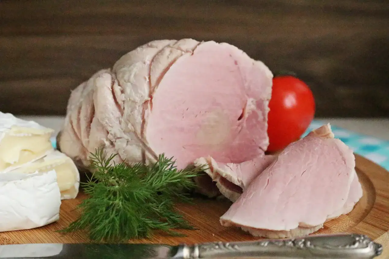 Pyszna szynka parzona, idealna na kanapki. Obok ser brie, pomidor i koperek. Prosty przepis na szynkę parzoną.