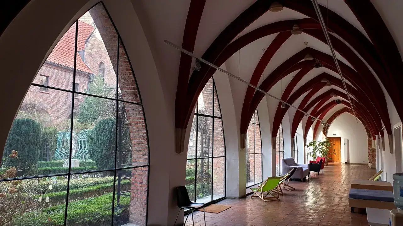 Wrocławskie muzea oferują piękne krużganki z widokiem na ogr&oacute;d.