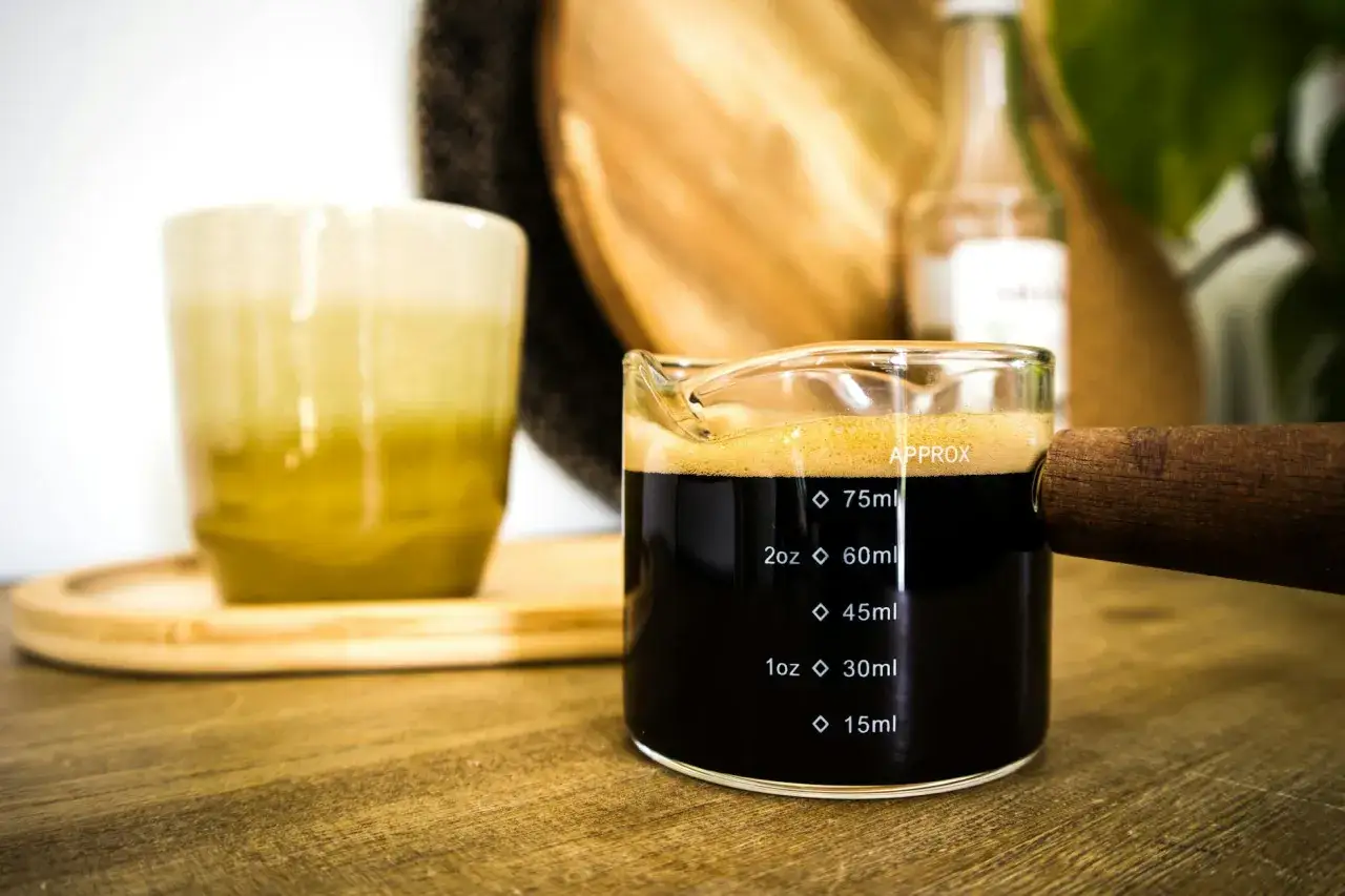 Un bicchierino di caff&egrave; scuro, con la sua schiuma dorata, pronto per essere gustato. Chi dice che il caff&egrave; non fa dormire?