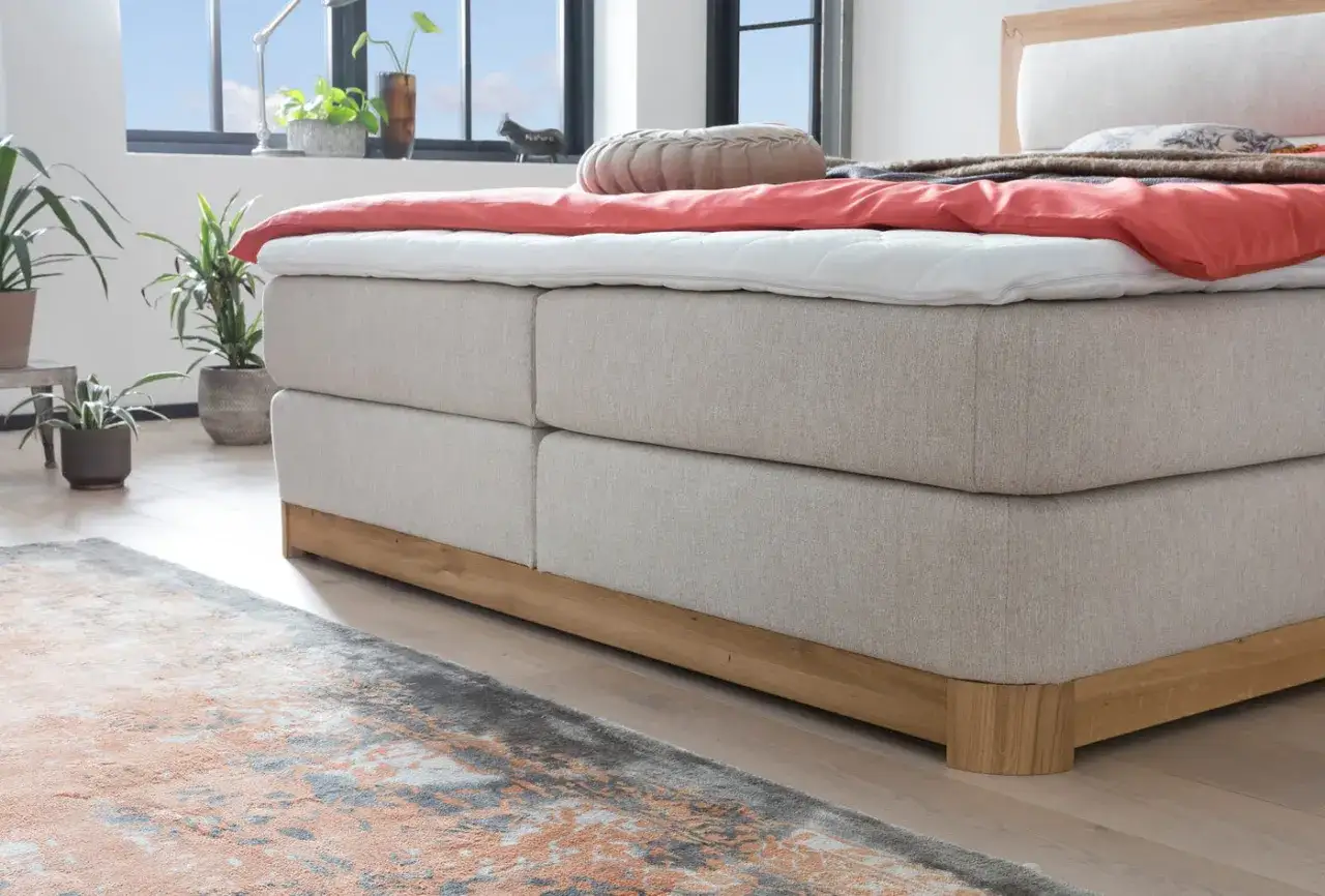 Ein gem&uuml;tliches Bett mit Laken und Decke. Wann sollte man eine Matratze austauschen? Wenn sie durchgelegen ist und R&uuml;ckenschmerzen verursacht.