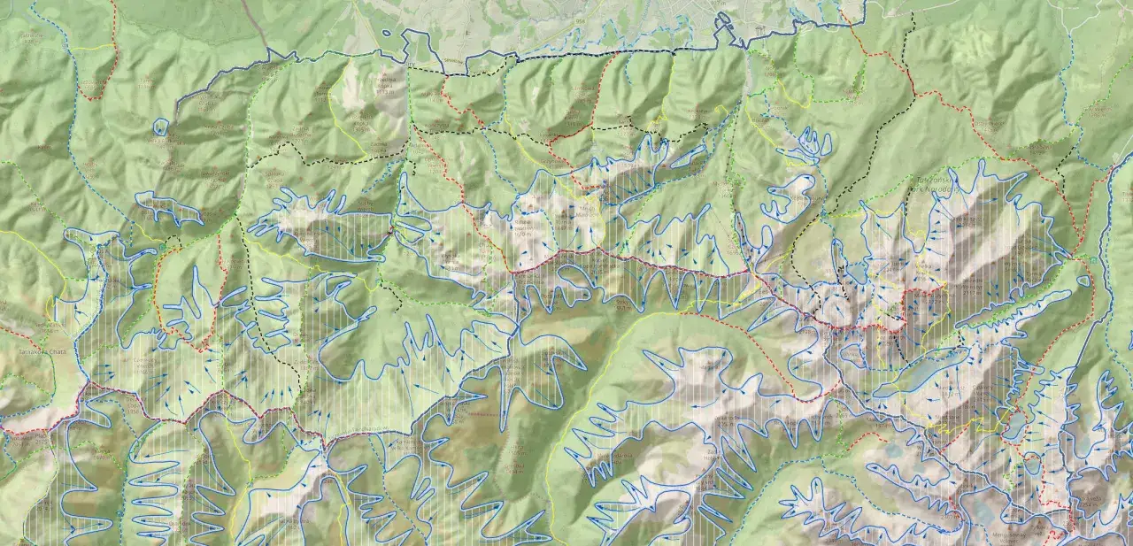 Mapa Tatr z zaznaczonym zagrożenie lawinowe. Niebieskie linie wskazują potencjalne trasy lawin, a obszary w pasy to strefy ryzyka.