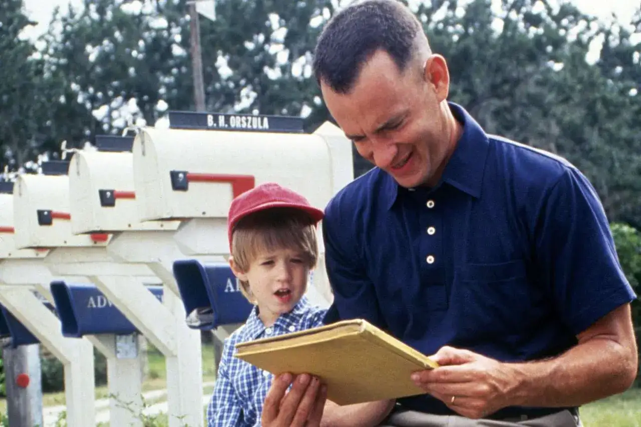 Tom Hanks i Haley Joel Osment w jednej z niezapomnianych scen z filmów.