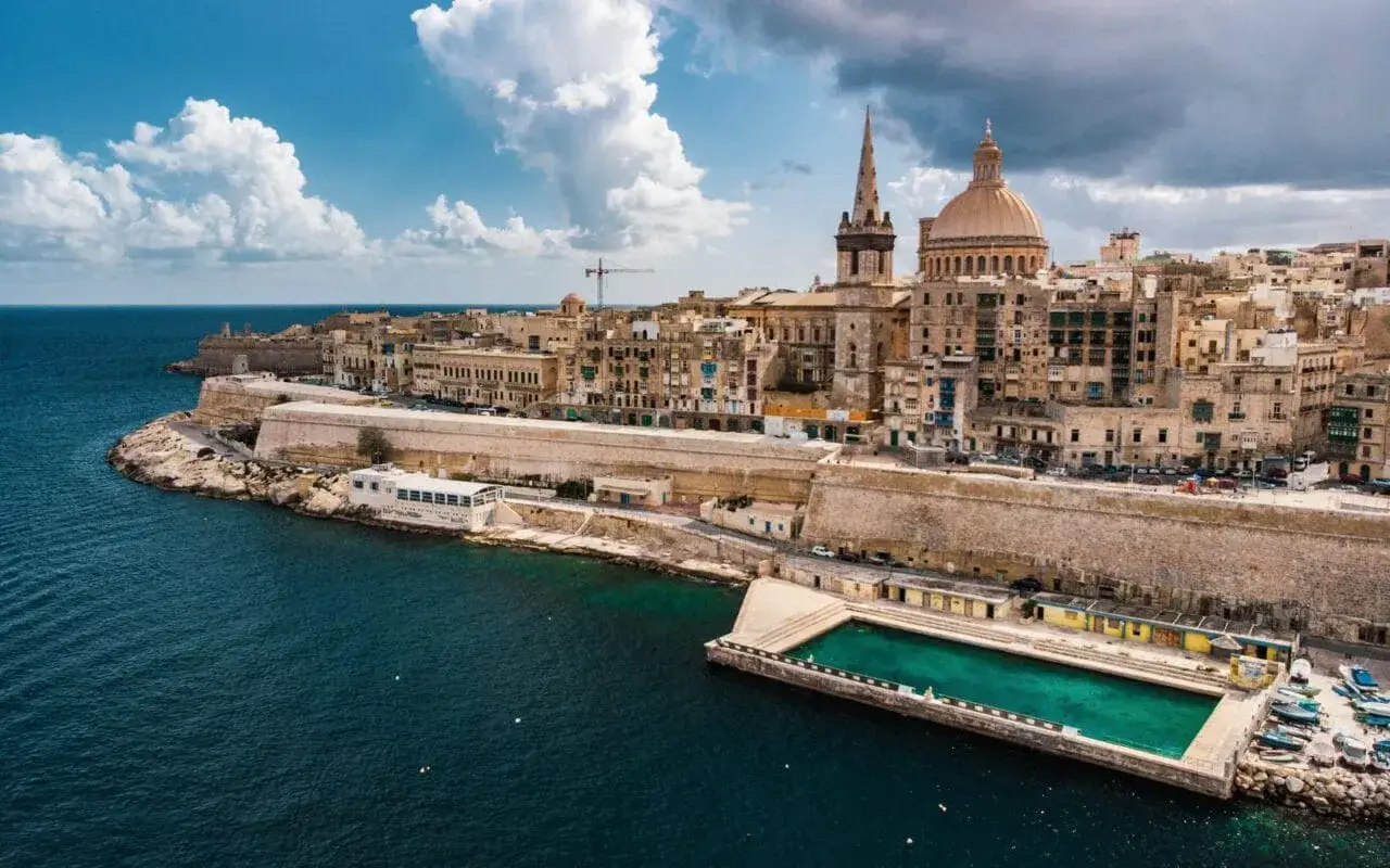 Malta: zabytkowe miasto nad turkusowym morzem, idealne na wakacje. Kiedy lecieć na Maltę? Wiosna i jesień oferują najlepszą pogodę.