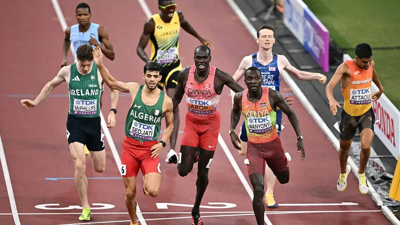 Atletas compiten en una carrera, mostrando el **horario del campeonato del mundo de atletismo**. Se ven corredores de Irlanda, Argelia, Canad&aacute;, Kenia y Espa&ntilde;a.