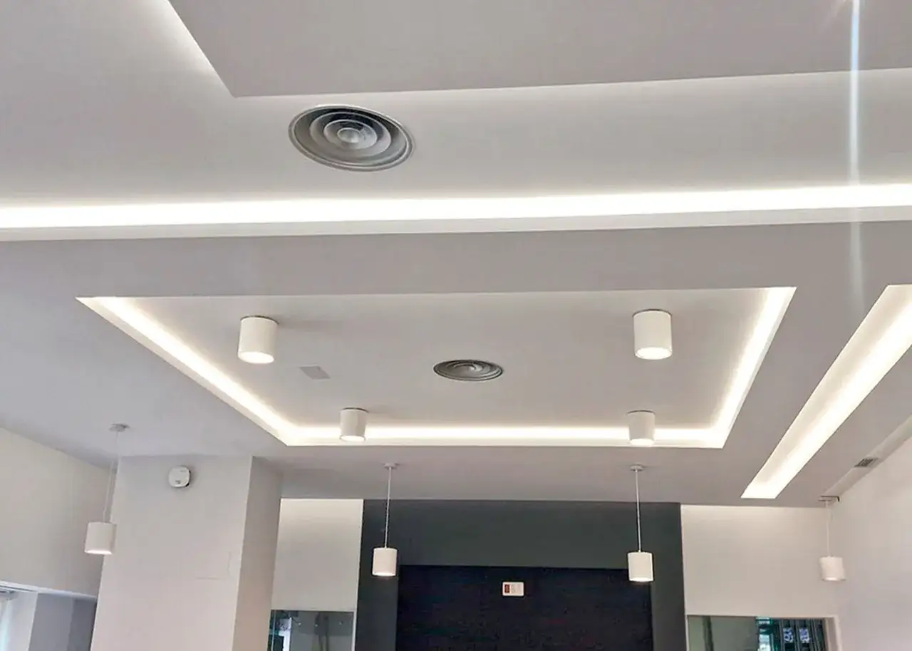 Techo pladur moderno con iluminaci&oacute;n indirecta y focos cil&iacute;ndricos. Un dise&ntilde;o elegante y funcional.
