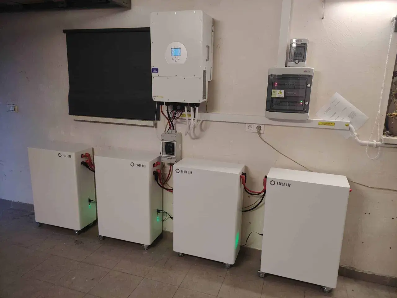 System magazynowania energii elektrycznej: cztery białe baterie 
