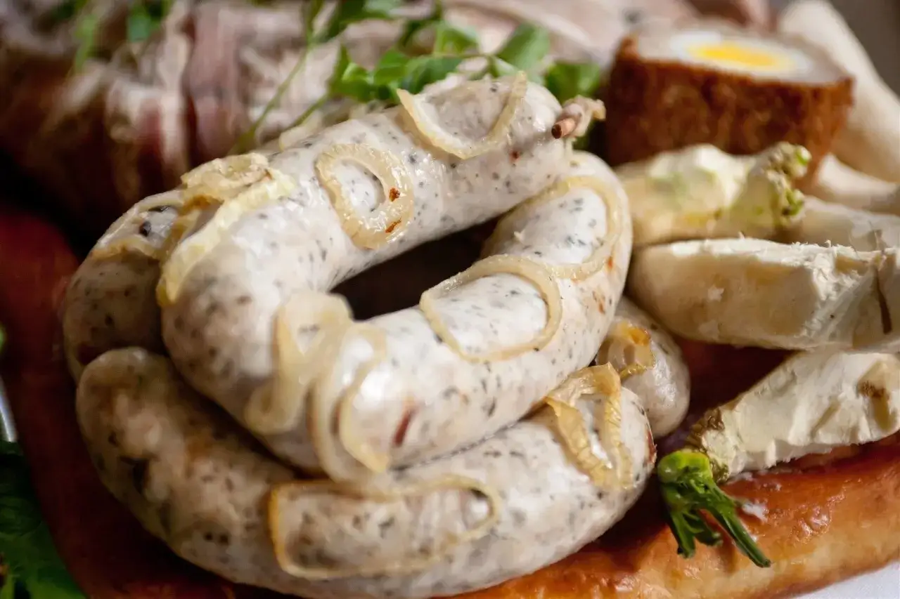 Pyszna biała kiełbasa z cebulką, idealna na Wielkanoc. Ten przepis na białą kiełbasę zachwyci każdego!