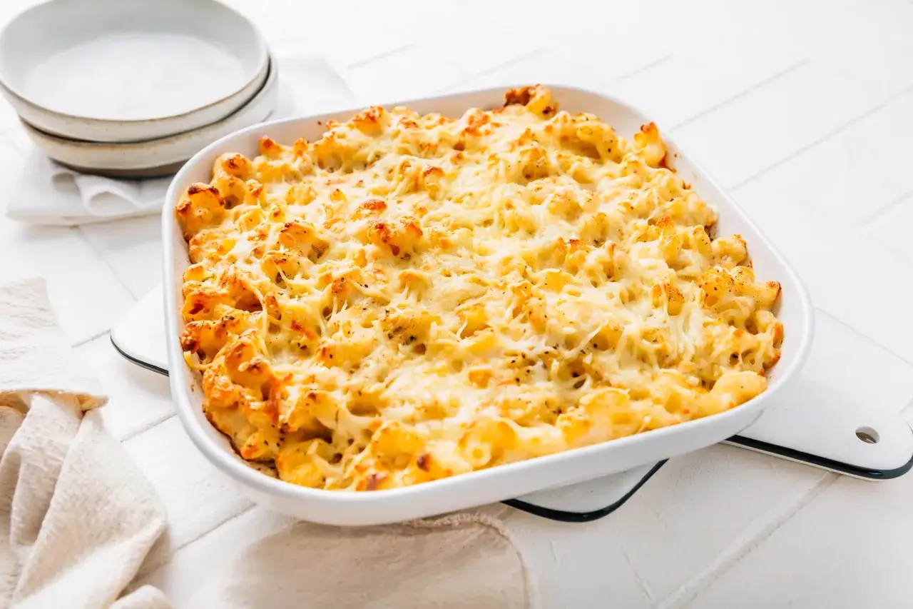 Un plat réconfortant de gratin de pâtes à l'ancienne, gratiné au fromage doré et croustillant.