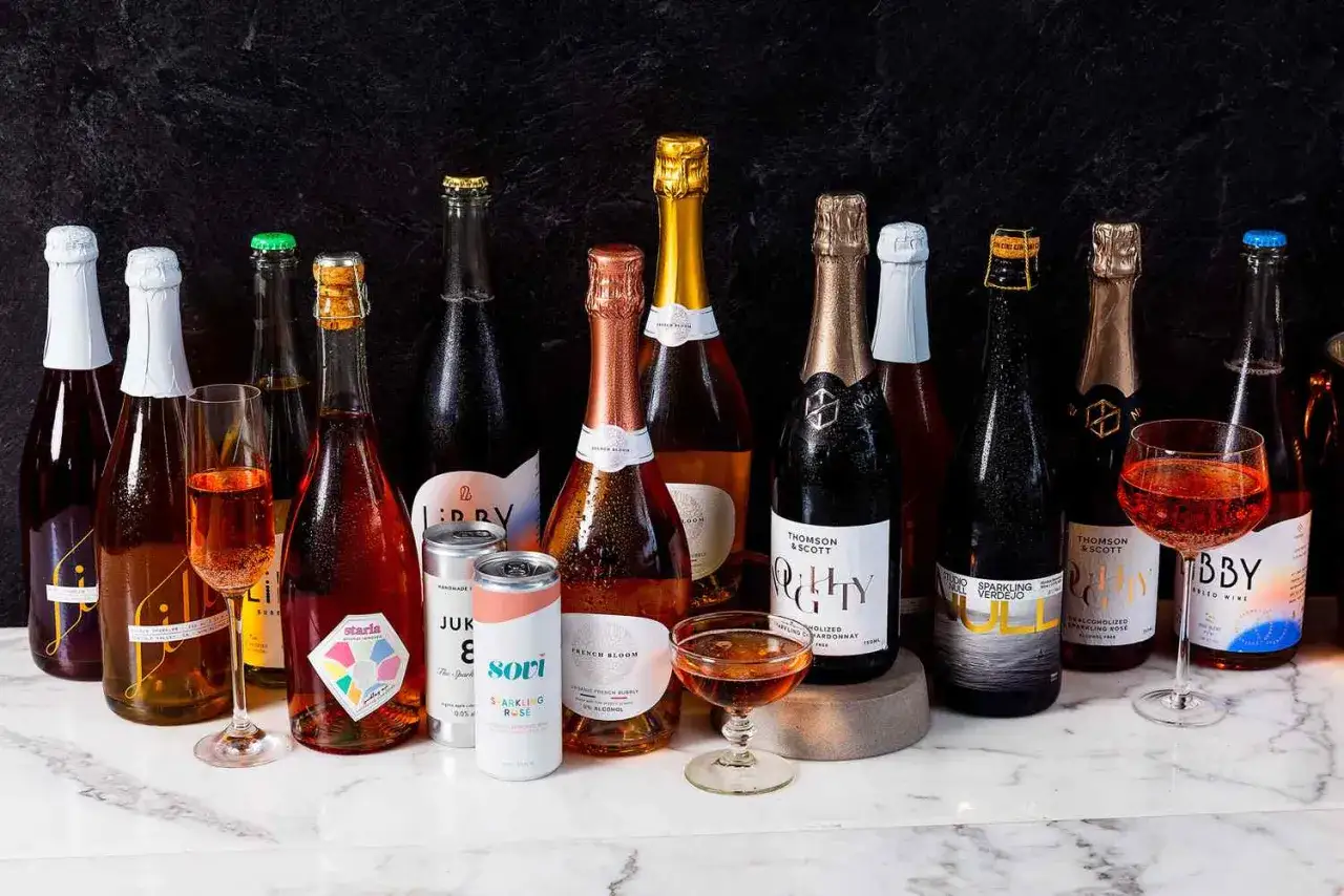 Eine Auswahl an prickelnden Getr&auml;nken, darunter Ros&eacute;-Sekt und alkoholfreie Optionen, als Champagner-Alternative.