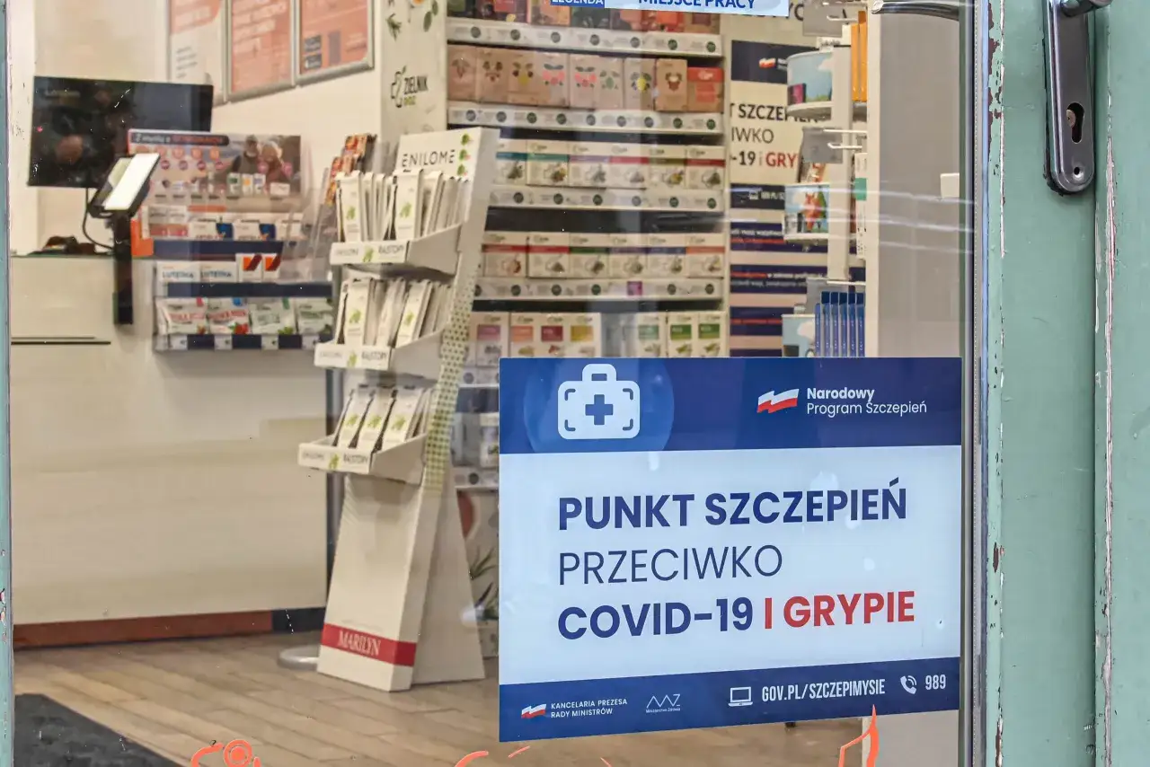 Punkt szczepień przeciwko COVID-19 i grypie. Zapytaj o szczepionka na grypę cena.