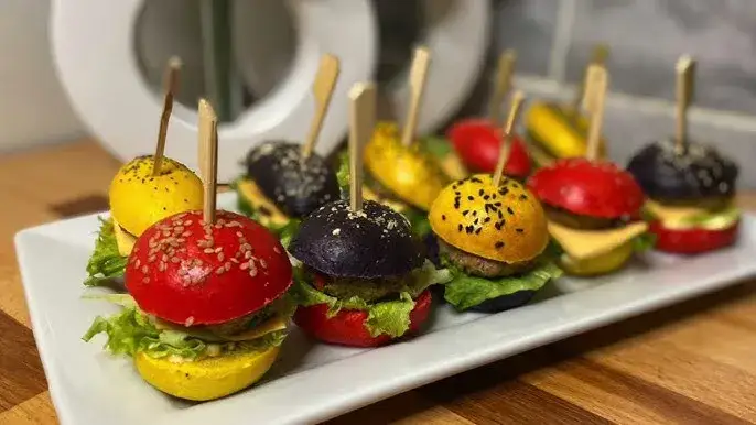 mini pains burger colorés faits maison avec des graines différentes