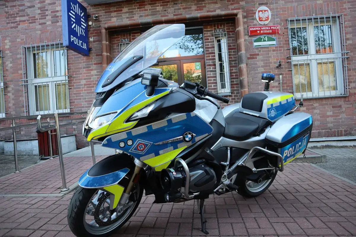 Policyjne motocykle gotowe do akcji przed budynkiem komendy.