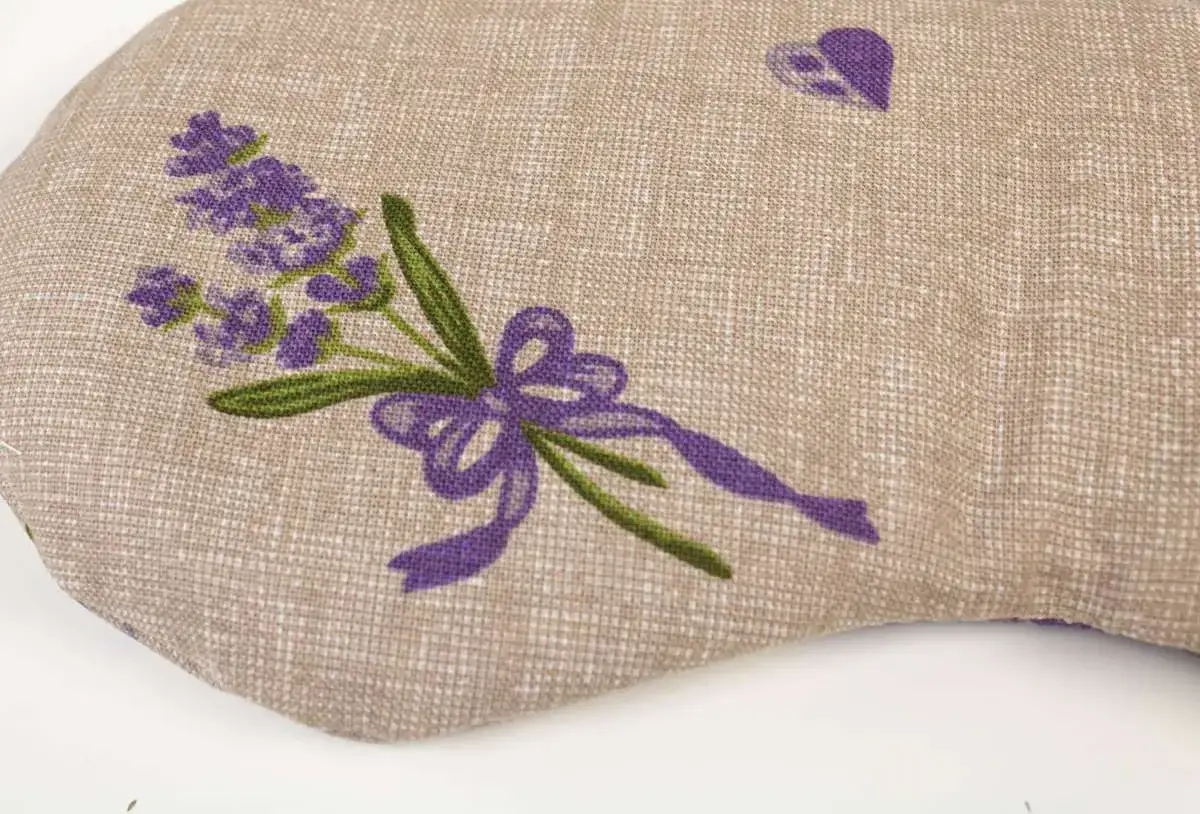 Ein bezauberndes Augenkissen mit Lavendelmotiv, perfekt zum **Augenkissen selber machen**. Entspannung pur mit diesem DIY-Projekt.