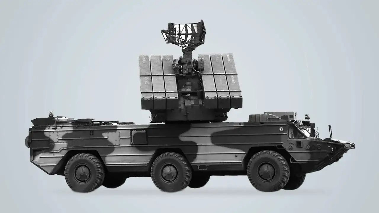 Ein SA-8-Flugabwehrsystem auf R&auml;dern, getarnt, mit Radar und Raketenwerfern, bereit f&uuml;r den Einsatz.